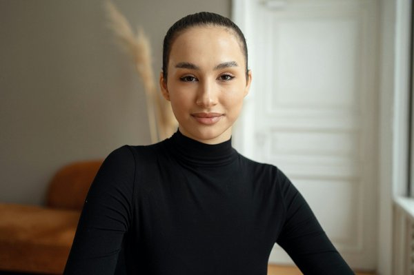 Guide Élégant : Comment Harmoniser Vos Foulards en Soie avec vos Tenues de Soirée